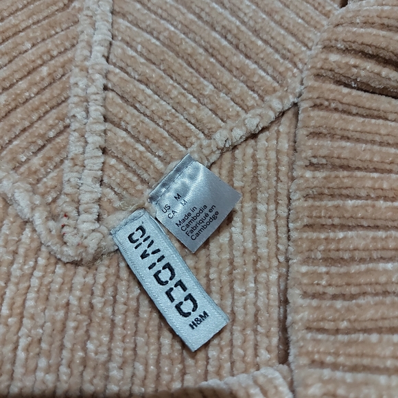 Divided V-neck Cropped Long Sleeve Sweater - Picture 4 of 7